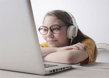 girl with free computer